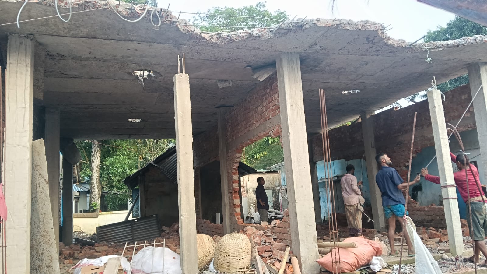 ​শাল্লায় লিজের শর্ত ভঙ্গ করে ভবন নির্মাণ করায় গুঁড়িয়ে দিল প্রশাসন
